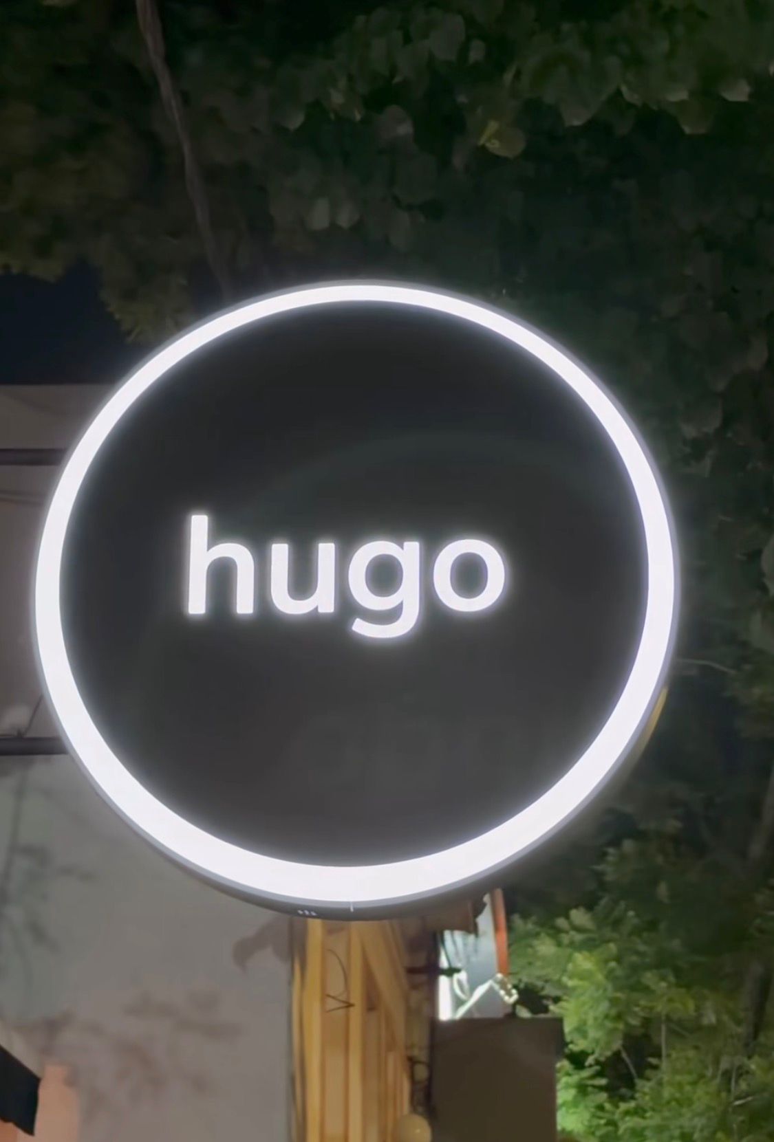 Logo Hugo exterior noche